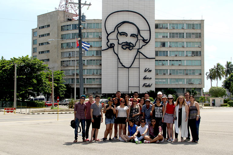 Estudiantes llegan de Cuba