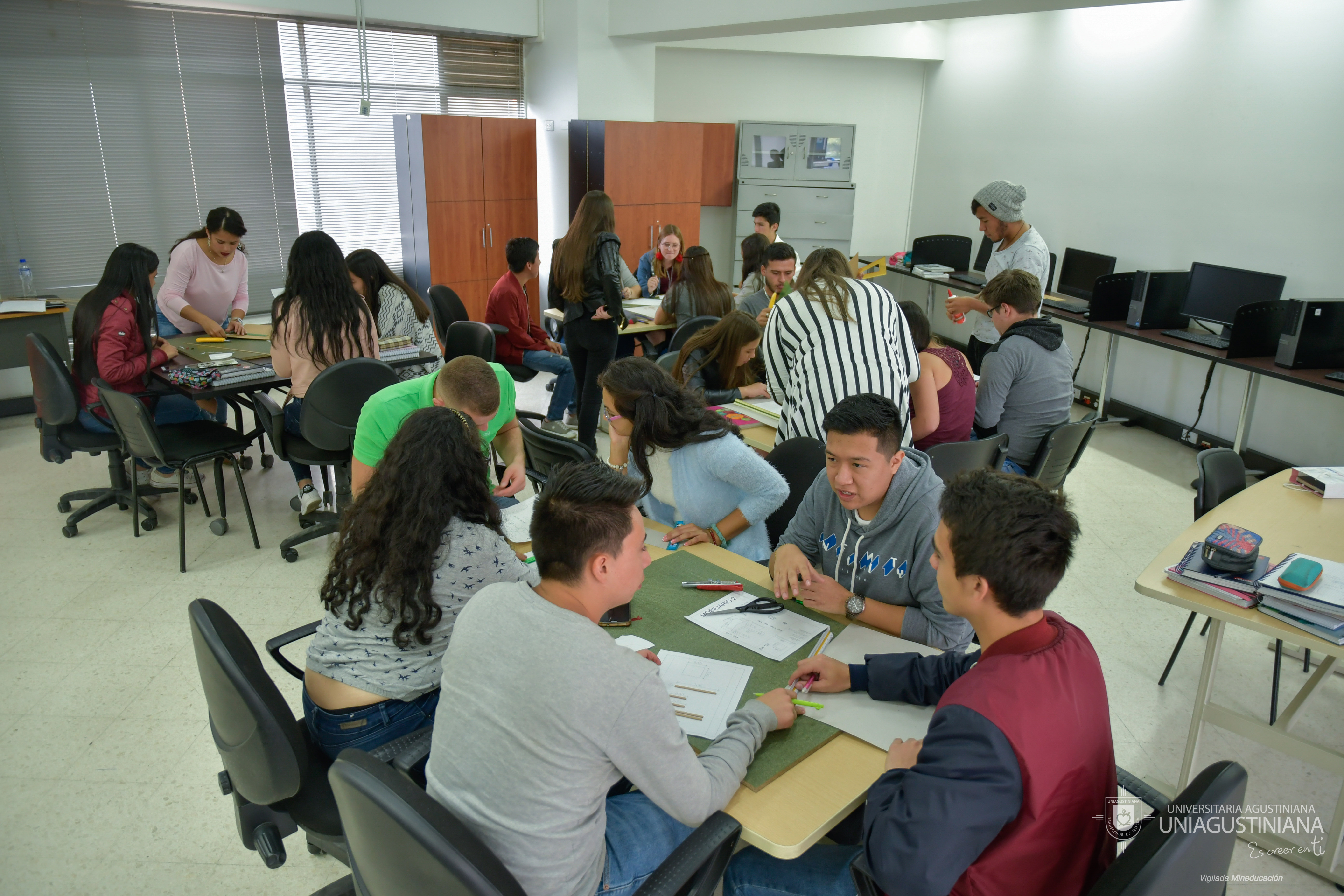 Jóvenes arquitectos intercambian su conocimiento con los futuros Ingenieros Uniagustinianos
