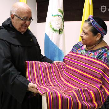 Nuestro Padre Rector, Fray Carlos Alberto Villabona, recibió tradicional textil guatemalteco de manos de Premio Nobel de Paz, Rigoberta Menchú